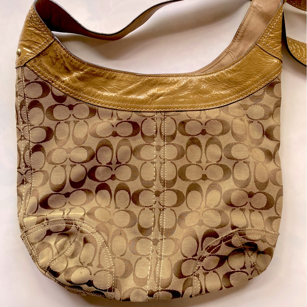 Coach vintage Boho patent strap logo